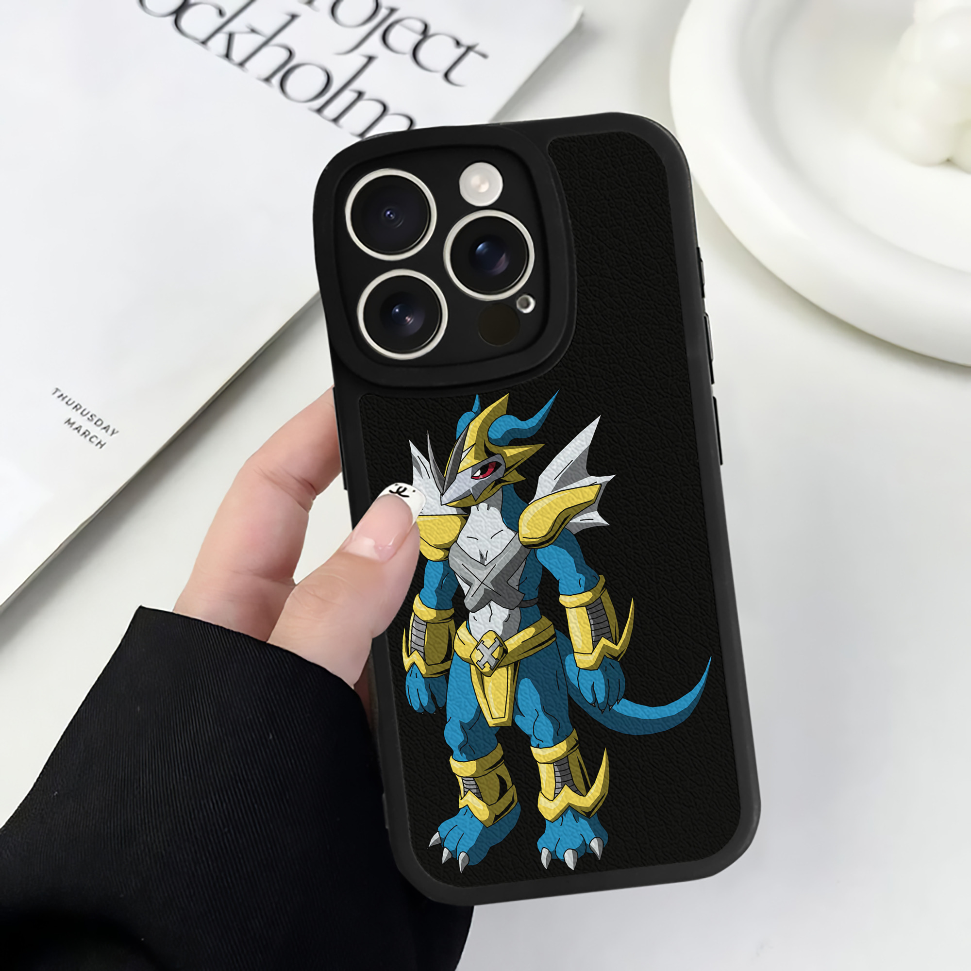 （画像用） Digimon デジタルモンスター/デジモン 【iPhone 16シリーズ対応】シリコンスマホケース（レザー調） 材質：シリコン